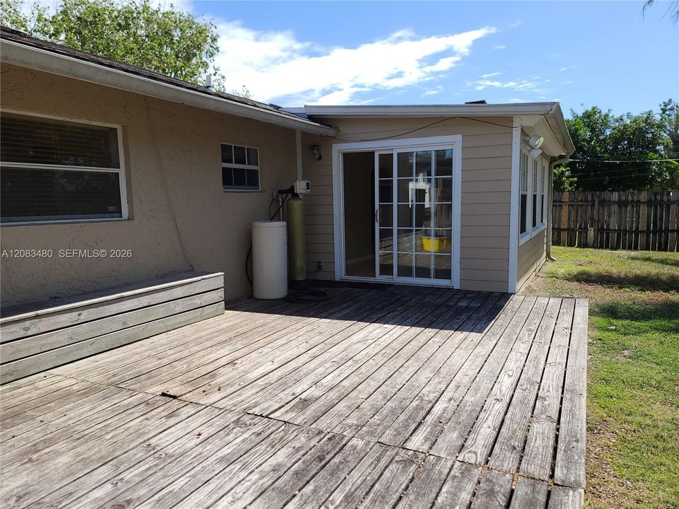 For Sale: $379,000 (3 beds, 2 baths, 1414 Square Feet)