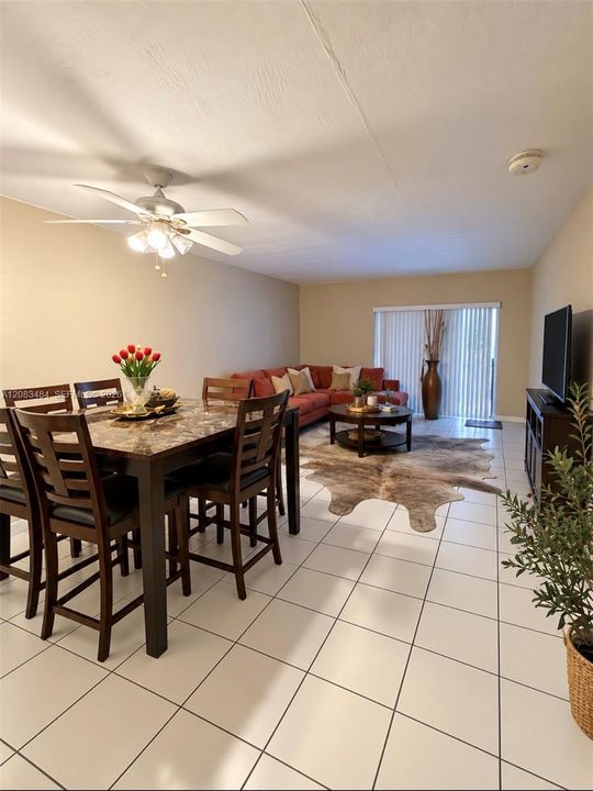 For Sale: $290,000 (1 beds, 1 baths, 677 Square Feet)