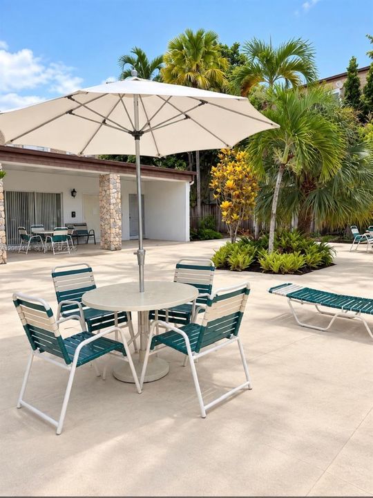 For Sale: $290,000 (1 beds, 1 baths, 677 Square Feet)