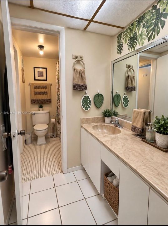 For Sale: $290,000 (1 beds, 1 baths, 677 Square Feet)