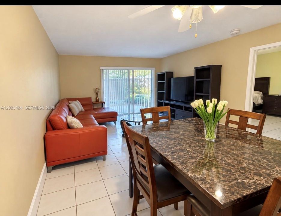 For Sale: $290,000 (1 beds, 1 baths, 677 Square Feet)