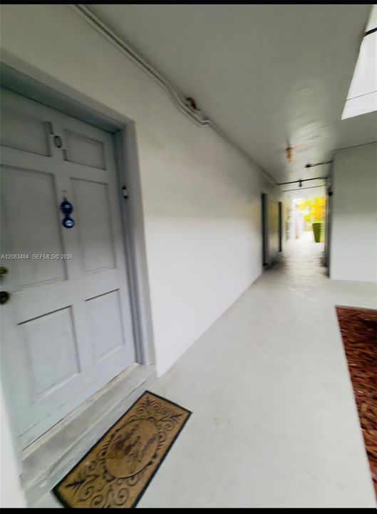 For Sale: $290,000 (1 beds, 1 baths, 677 Square Feet)