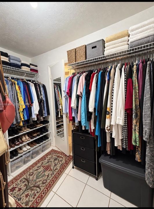 For Sale: $290,000 (1 beds, 1 baths, 677 Square Feet)