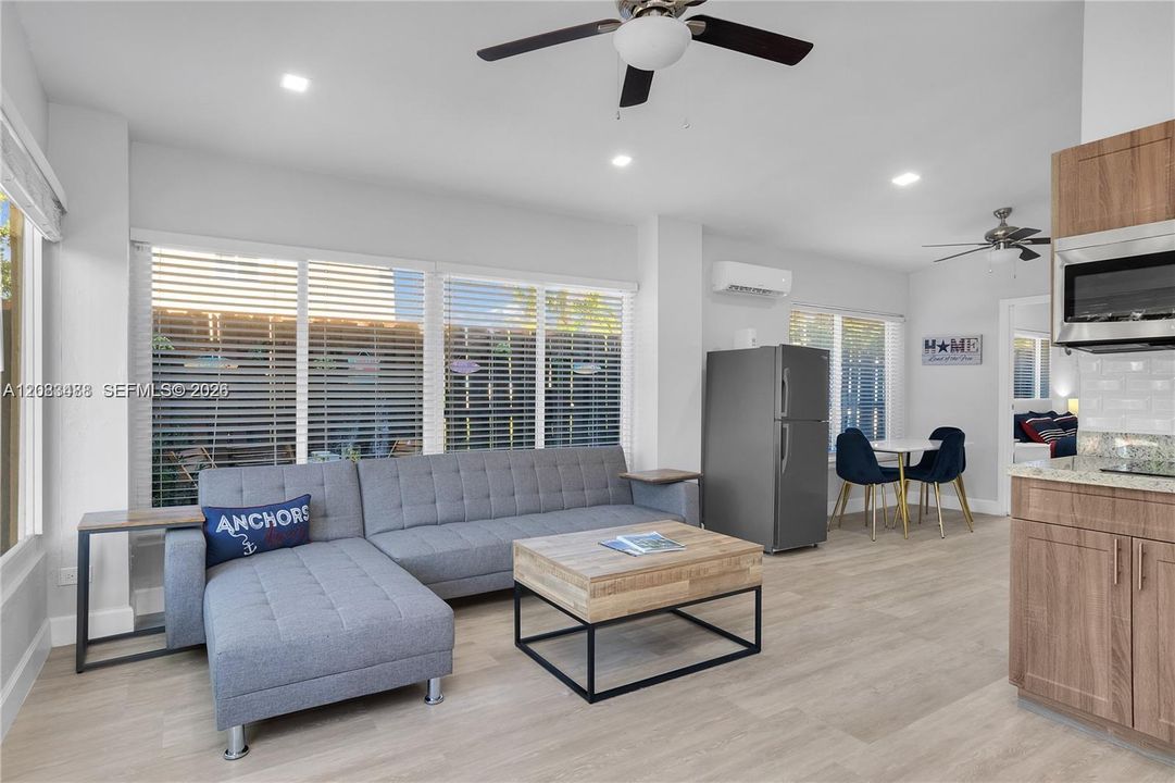 For Rent: $2,700 (2 beds, 1 baths, 1400 Square Feet)