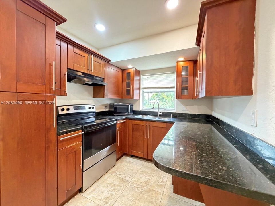 На продажу: $429,000 (5 спален, 2 ванн, 1443 Квадратных фут)