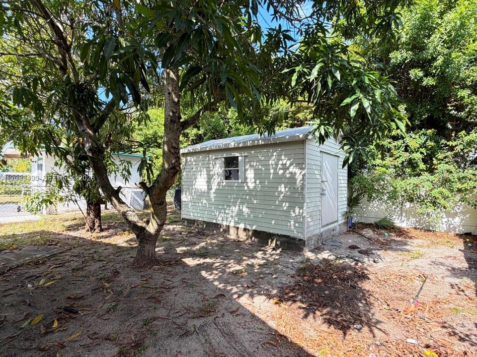 На продажу: $429,000 (5 спален, 2 ванн, 1443 Квадратных фут)