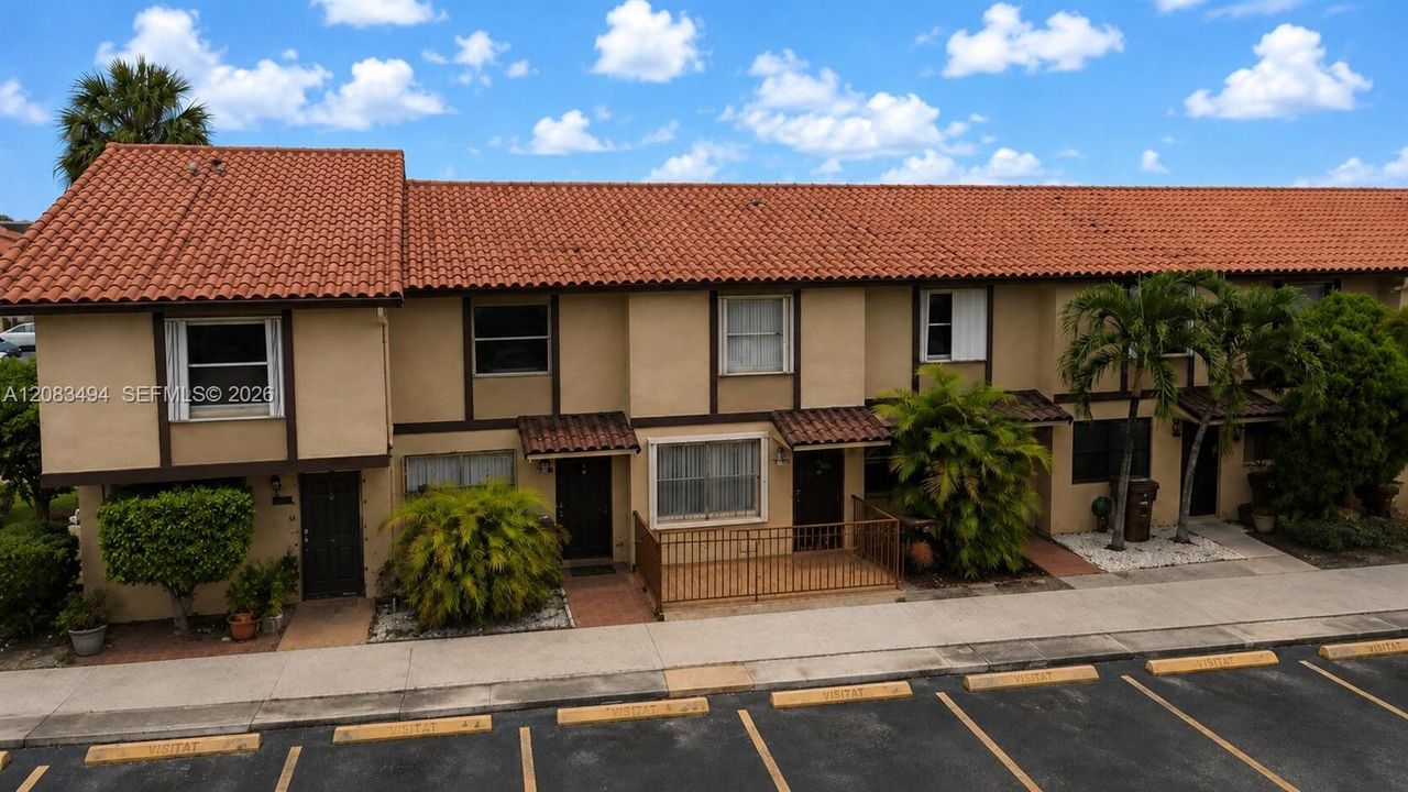 For Sale: $250,000 (2 beds, 2 baths, 871 Square Feet)