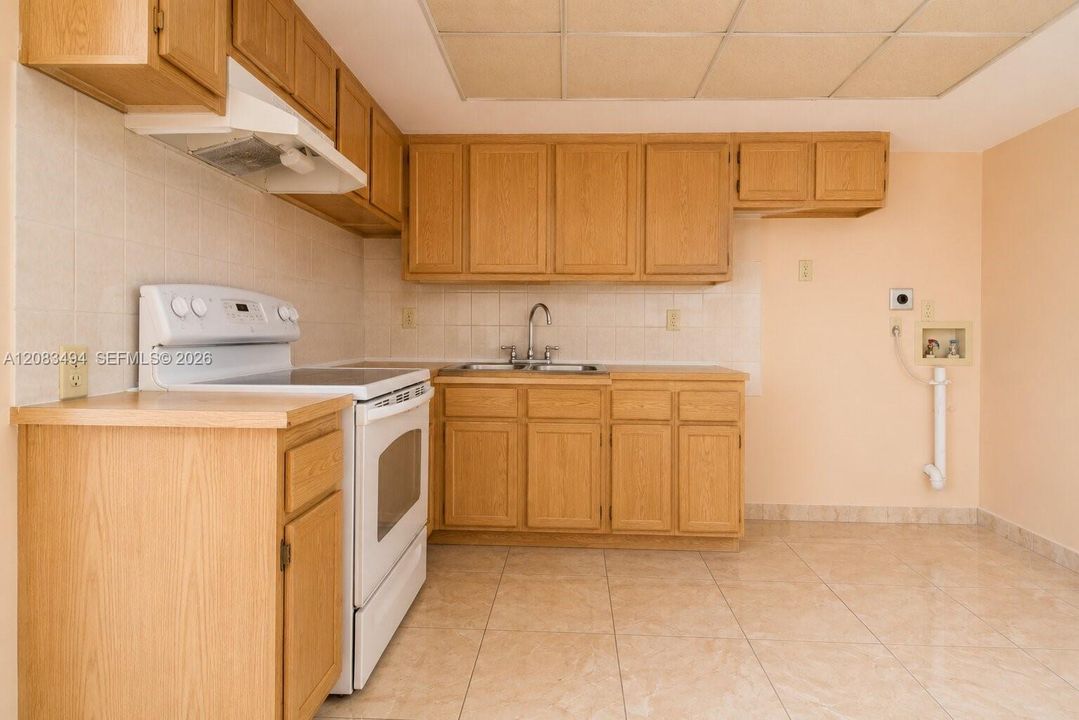 For Sale: $250,000 (2 beds, 2 baths, 871 Square Feet)