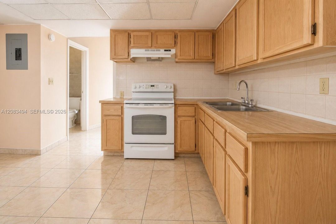 For Sale: $250,000 (2 beds, 2 baths, 871 Square Feet)