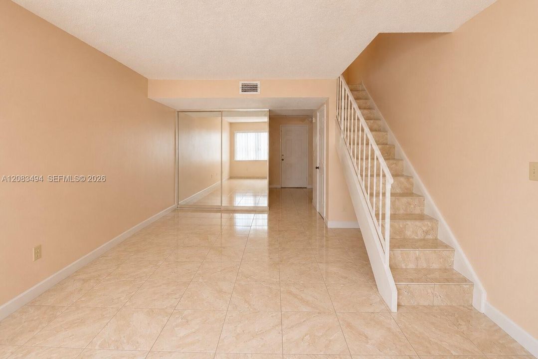 For Sale: $250,000 (2 beds, 2 baths, 871 Square Feet)