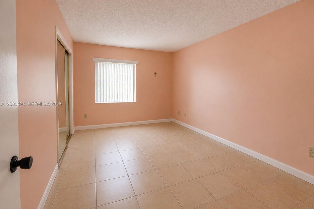 For Sale: $250,000 (2 beds, 2 baths, 871 Square Feet)