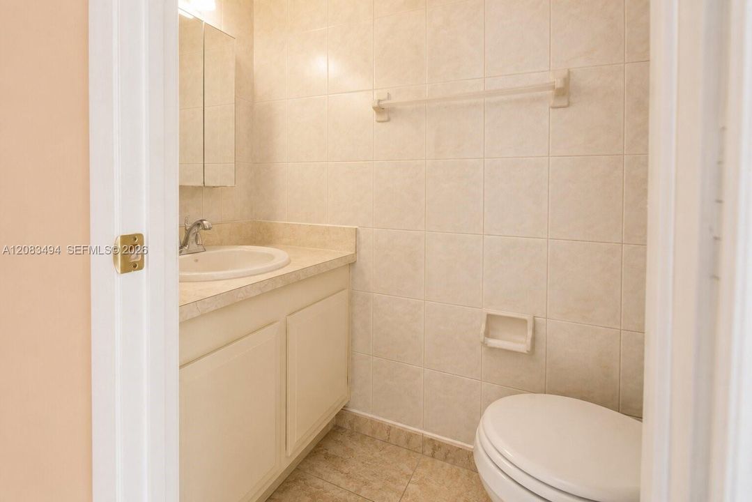 For Sale: $250,000 (2 beds, 2 baths, 871 Square Feet)