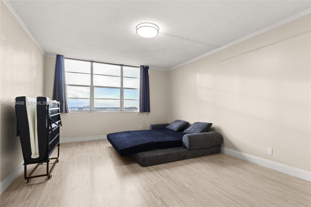 For Rent: $1,900 (1 beds, 1 baths, 855 Square Feet)