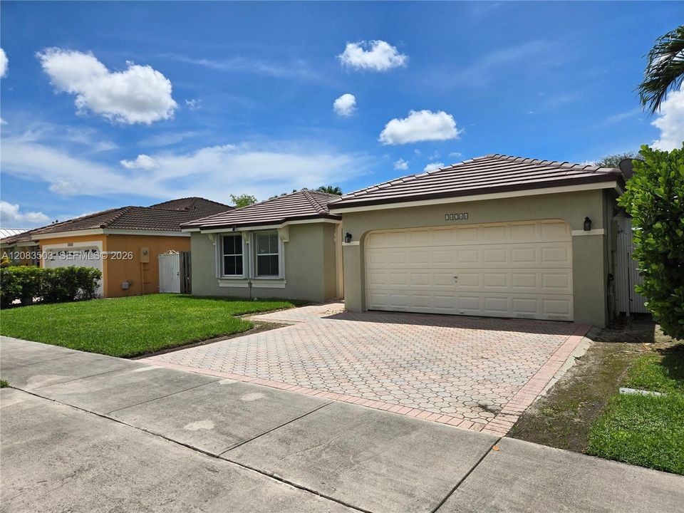 En Venta: $675,000 (3 camas, 2 baños, 1661 Pies cuadrados)