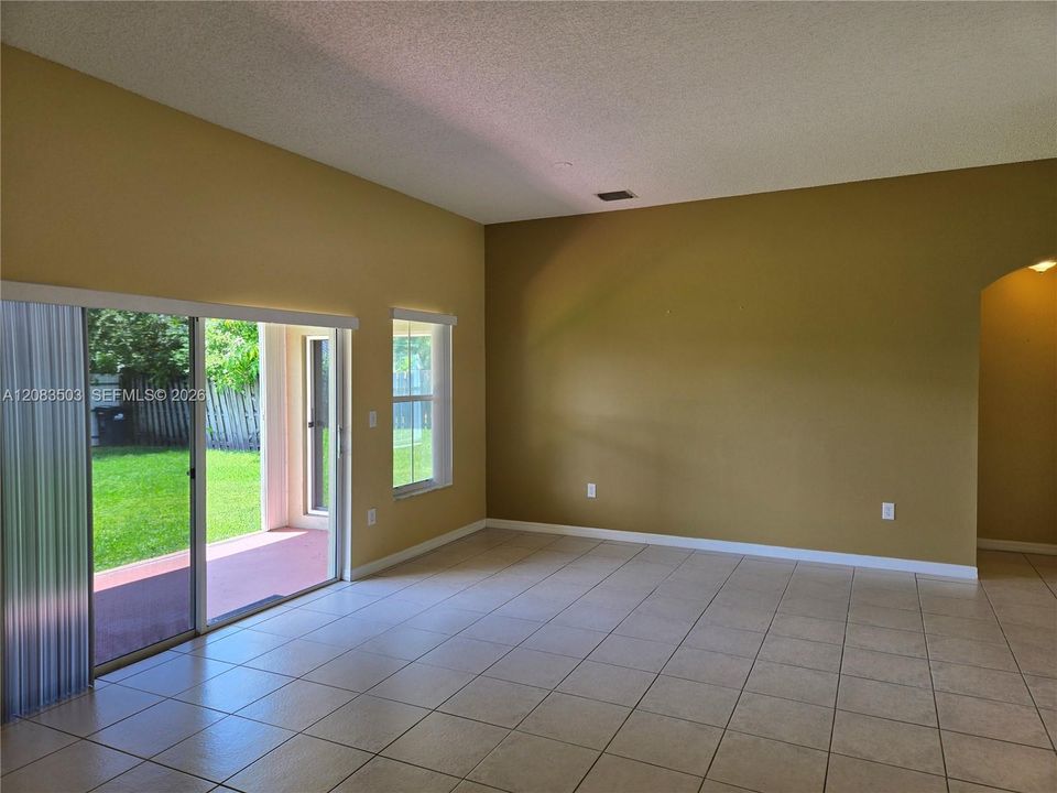 En Venta: $675,000 (3 camas, 2 baños, 1661 Pies cuadrados)