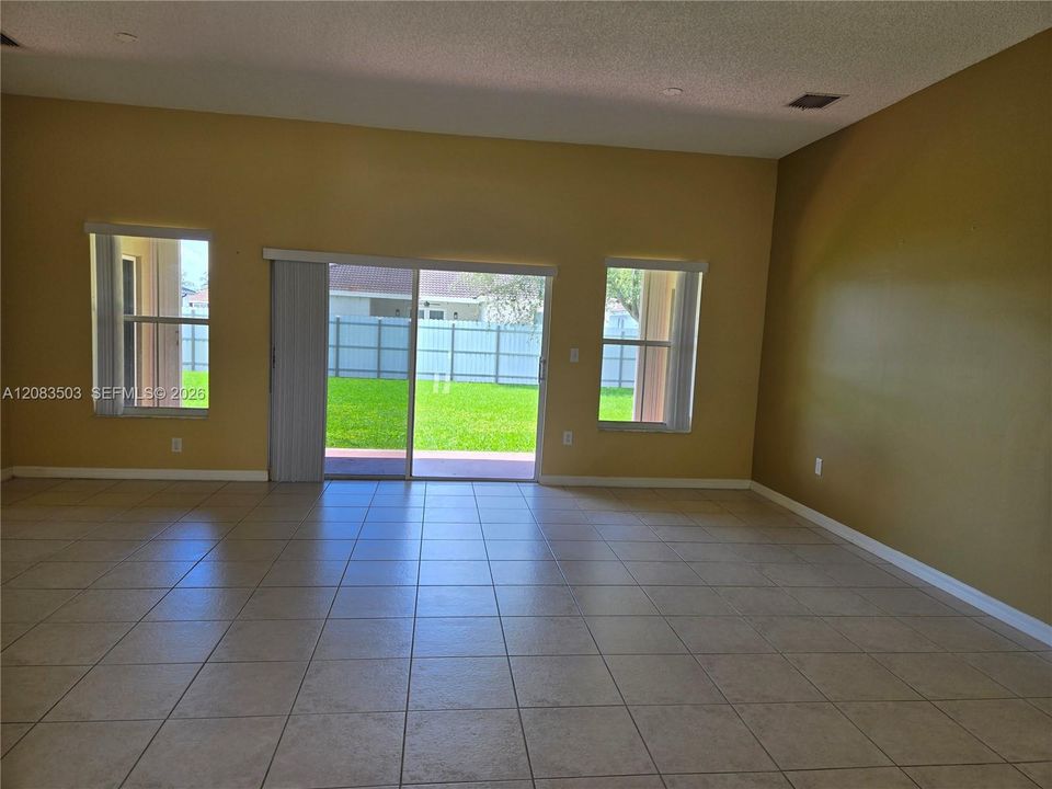 En Venta: $675,000 (3 camas, 2 baños, 1661 Pies cuadrados)