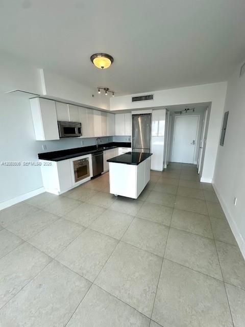 For Rent: $2,850 (1 beds, 1 baths, 789 Square Feet)