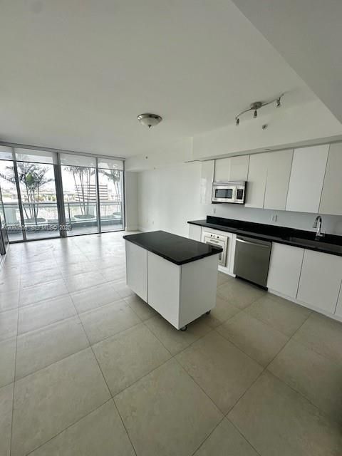 For Rent: $2,850 (1 beds, 1 baths, 789 Square Feet)