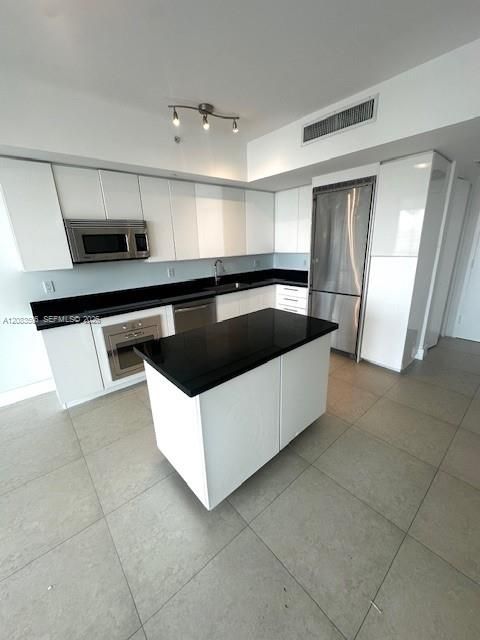 For Rent: $2,850 (1 beds, 1 baths, 789 Square Feet)