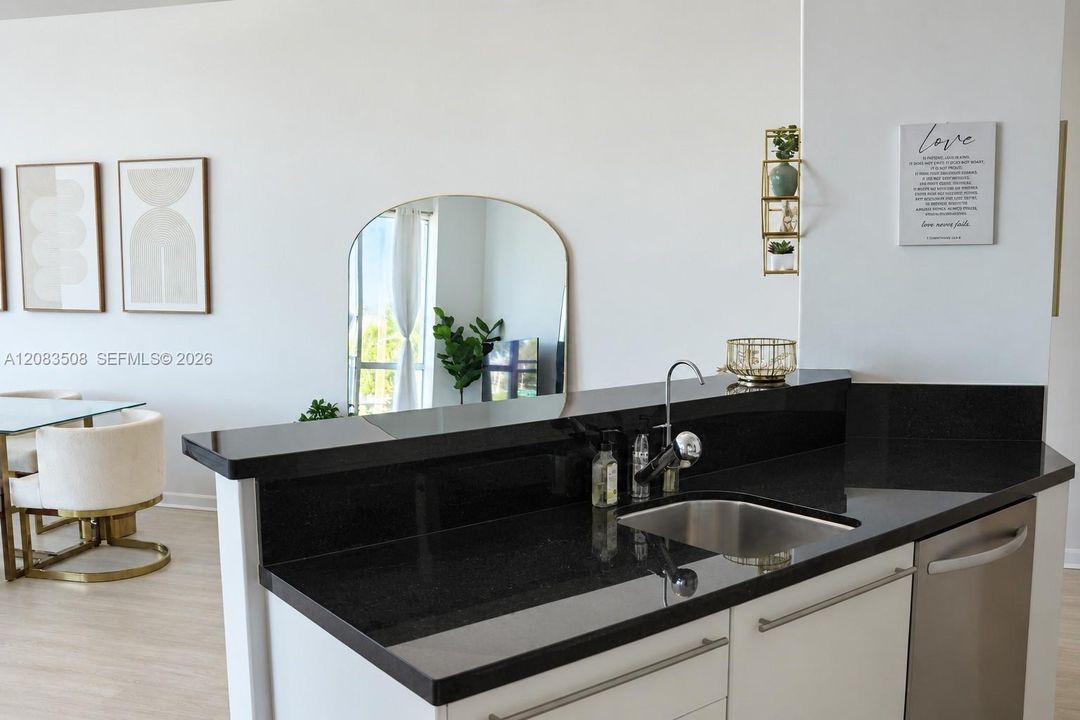 For Rent: $3,050 (1 beds, 1 baths, 1000 Square Feet)