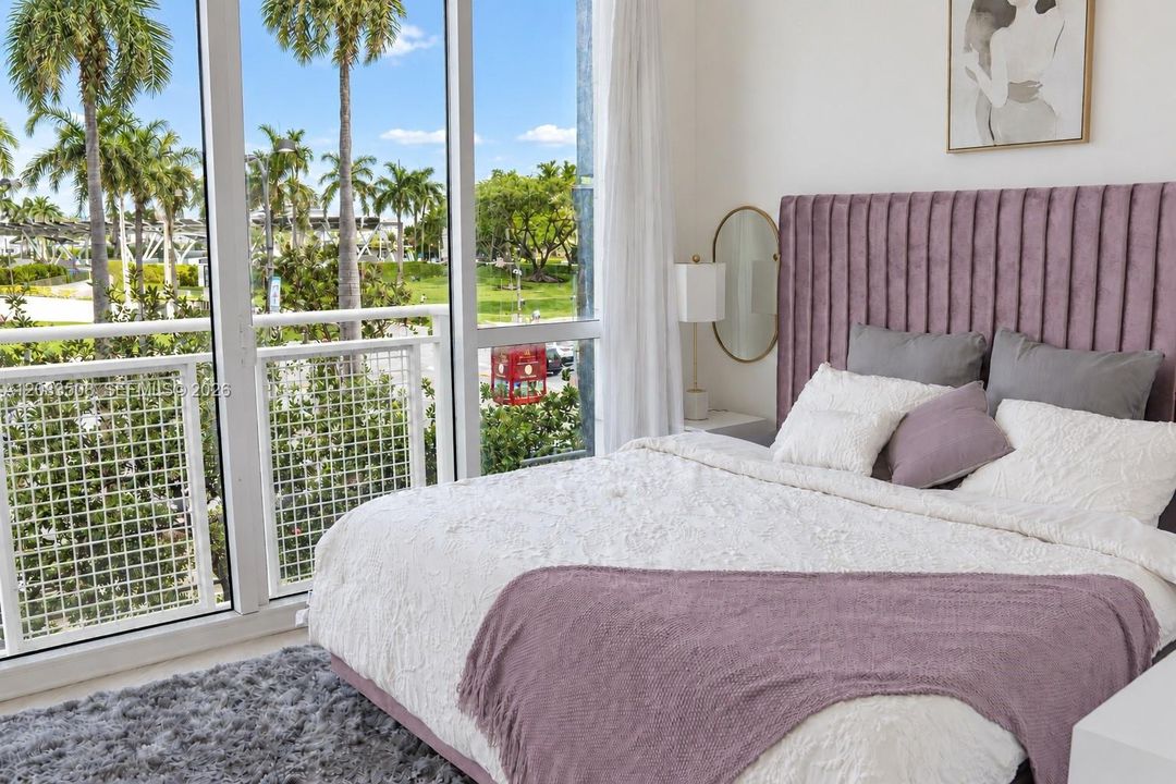 For Rent: $3,050 (1 beds, 1 baths, 1000 Square Feet)