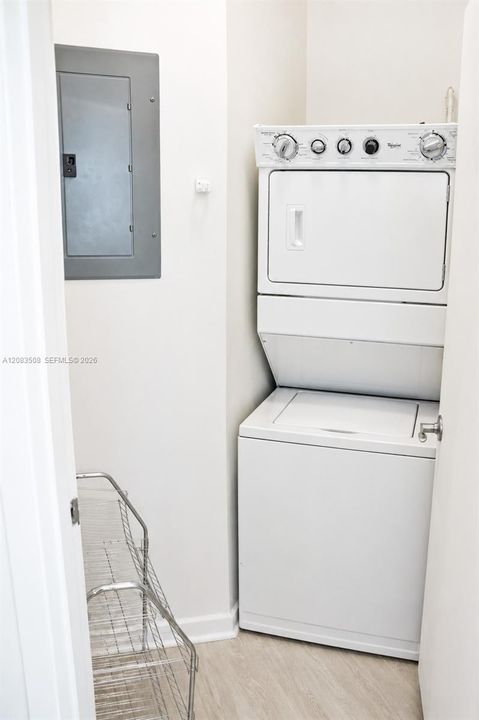 For Rent: $3,050 (1 beds, 1 baths, 1000 Square Feet)