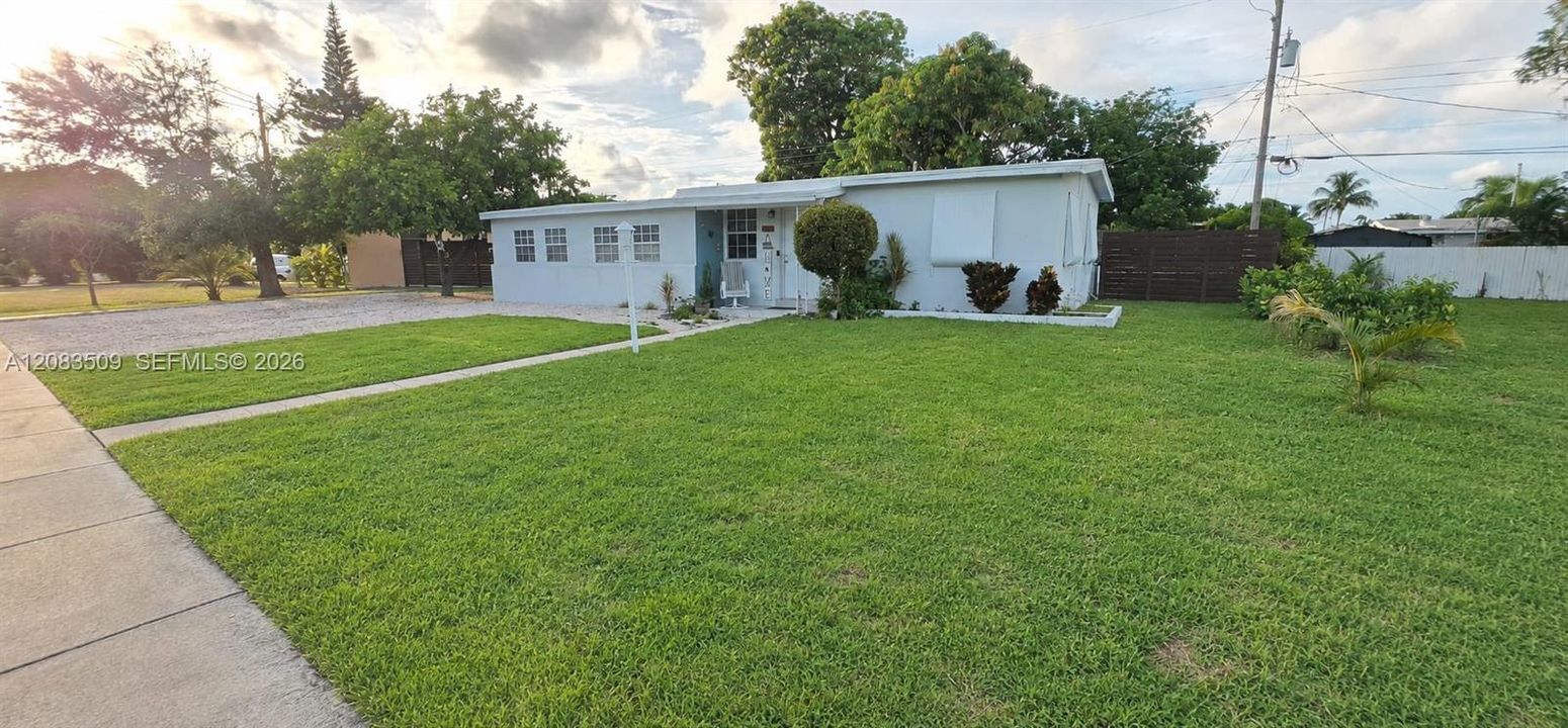 For Rent: $2,650 (3 beds, 1 baths, 872 Square Feet)