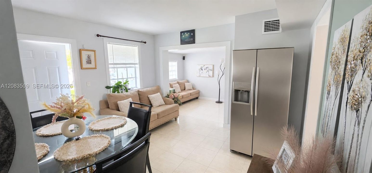 For Rent: $2,650 (3 beds, 1 baths, 872 Square Feet)