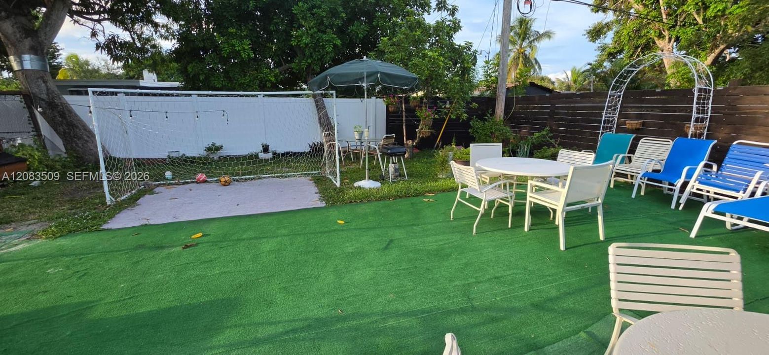 For Rent: $2,650 (3 beds, 1 baths, 872 Square Feet)