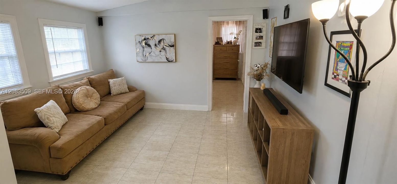 For Rent: $2,650 (3 beds, 1 baths, 872 Square Feet)