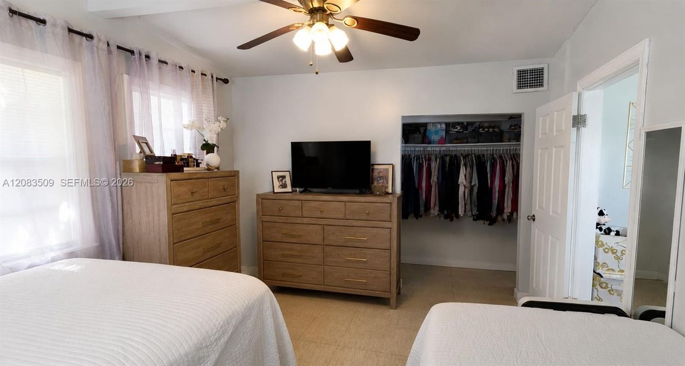 For Rent: $2,650 (3 beds, 1 baths, 872 Square Feet)