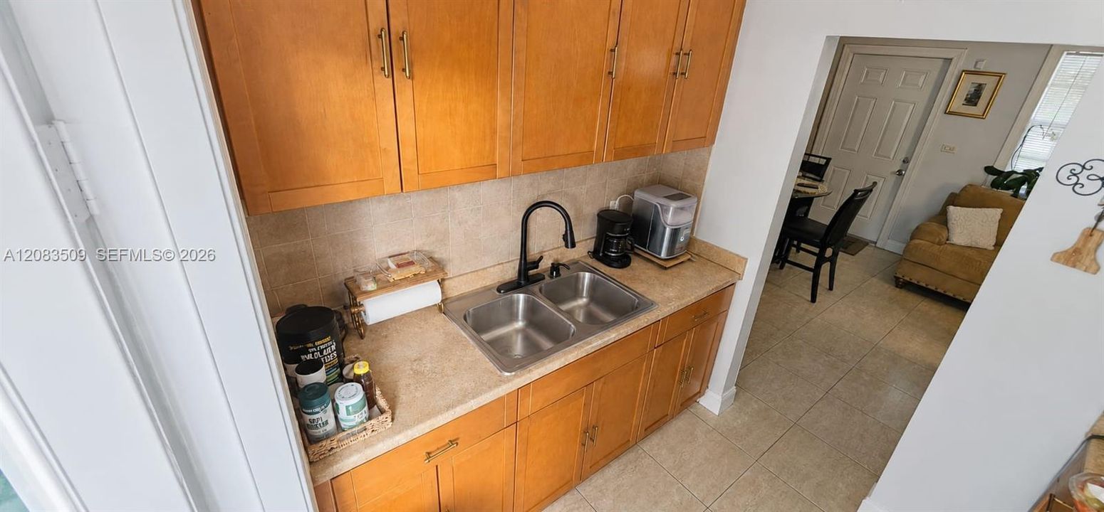 For Rent: $2,650 (3 beds, 1 baths, 872 Square Feet)