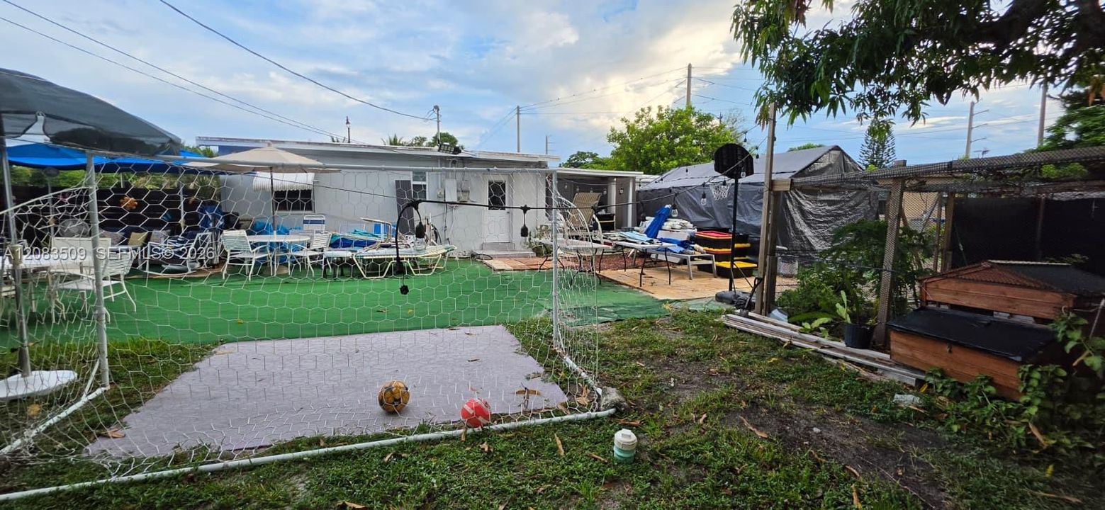 For Rent: $2,650 (3 beds, 1 baths, 872 Square Feet)