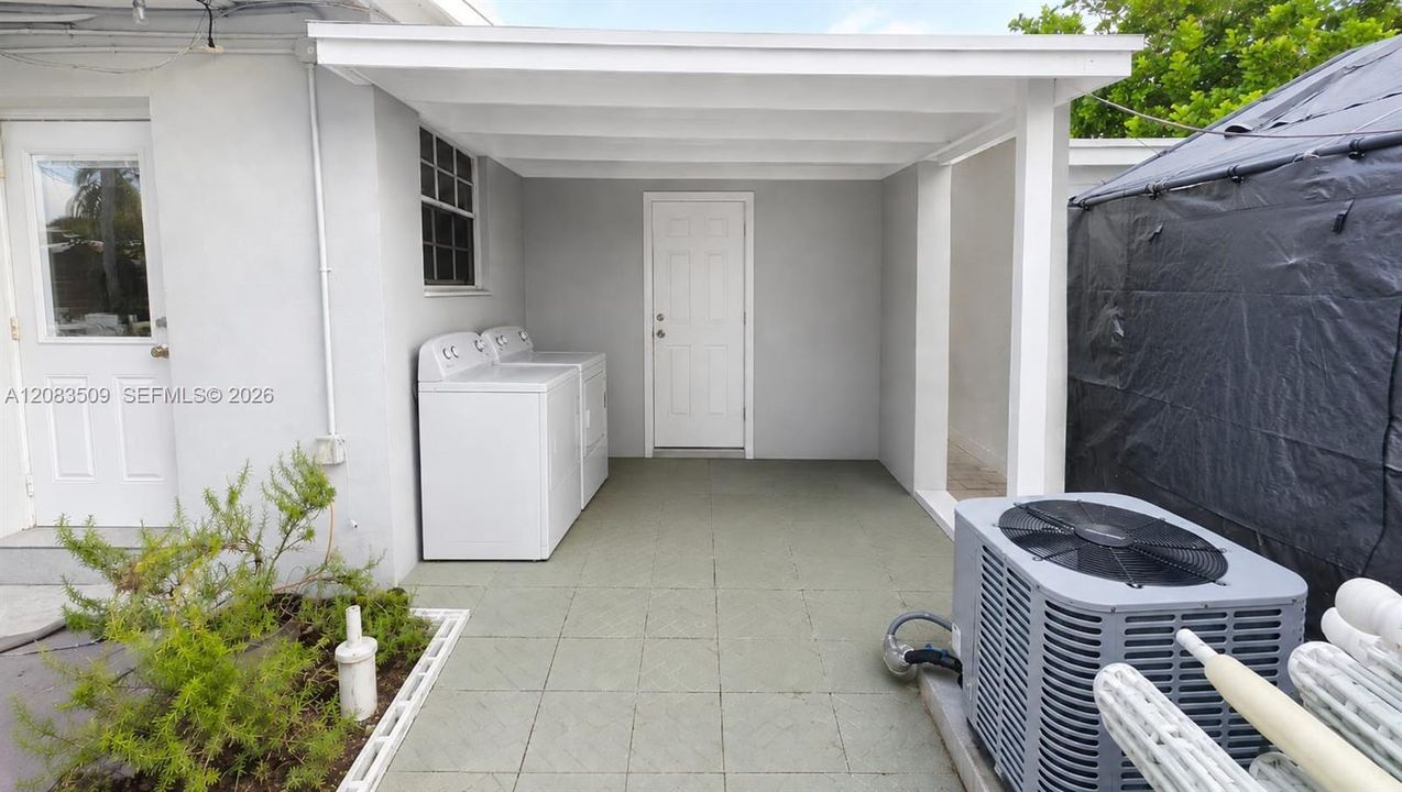 For Rent: $2,650 (3 beds, 1 baths, 872 Square Feet)