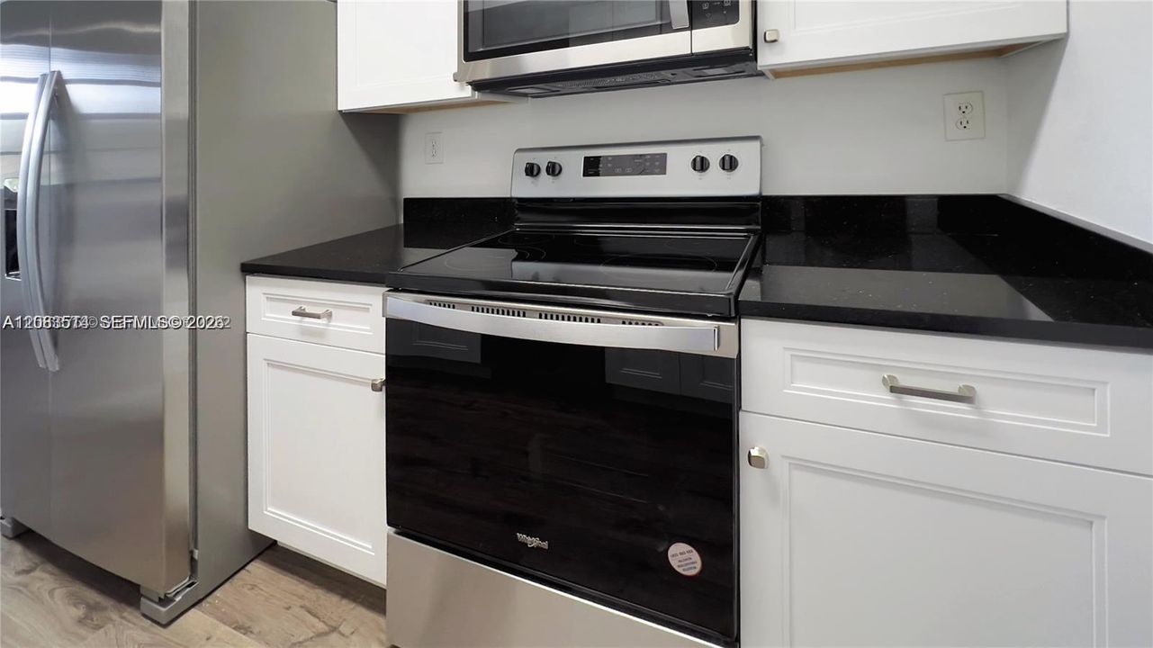 For Rent: $2,500 (1 beds, 1 baths, 810 Square Feet)