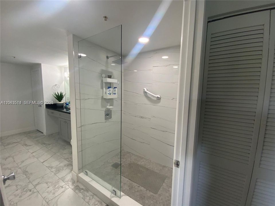 For Rent: $2,500 (1 beds, 1 baths, 810 Square Feet)
