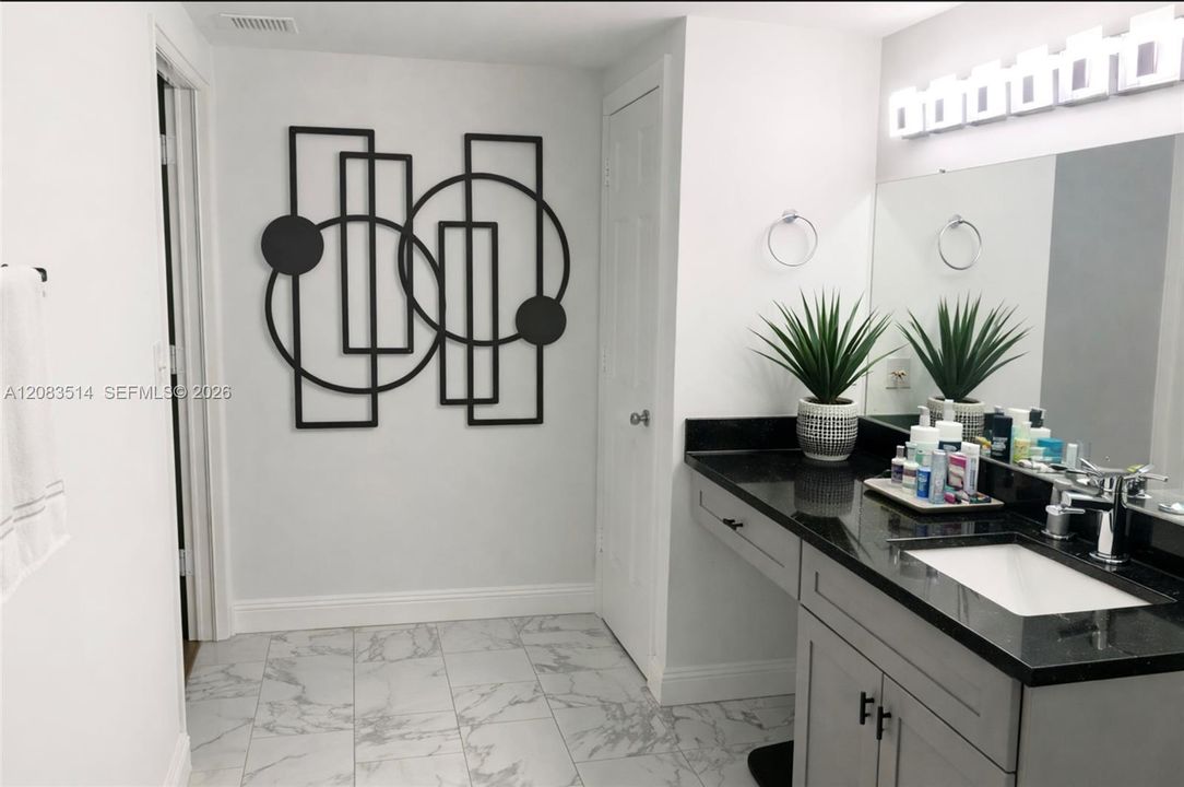 For Rent: $2,500 (1 beds, 1 baths, 810 Square Feet)