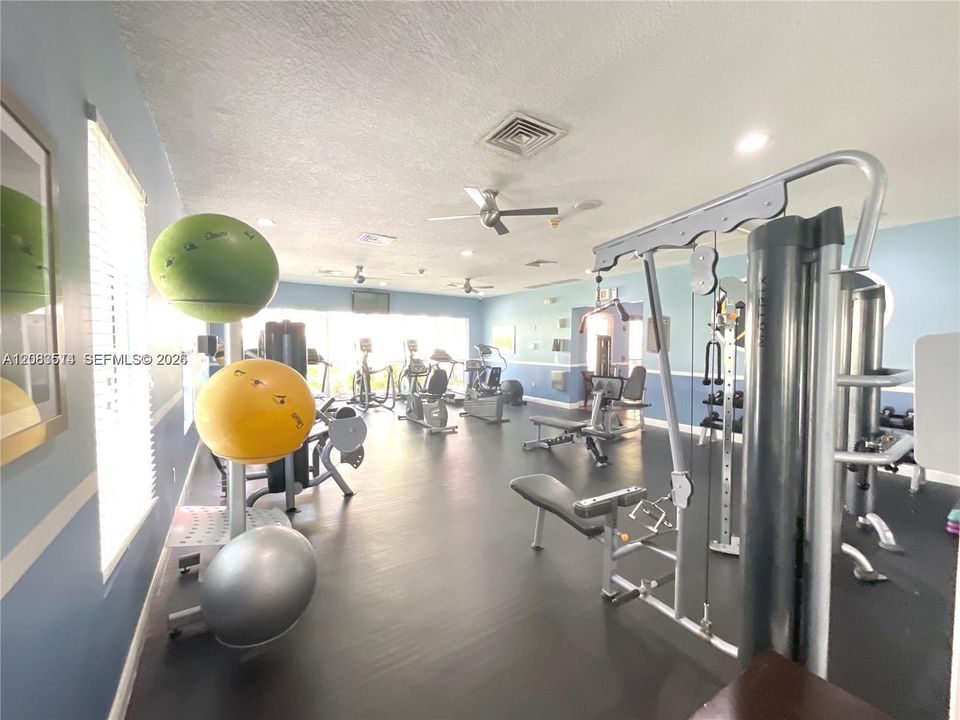 For Rent: $2,500 (1 beds, 1 baths, 810 Square Feet)