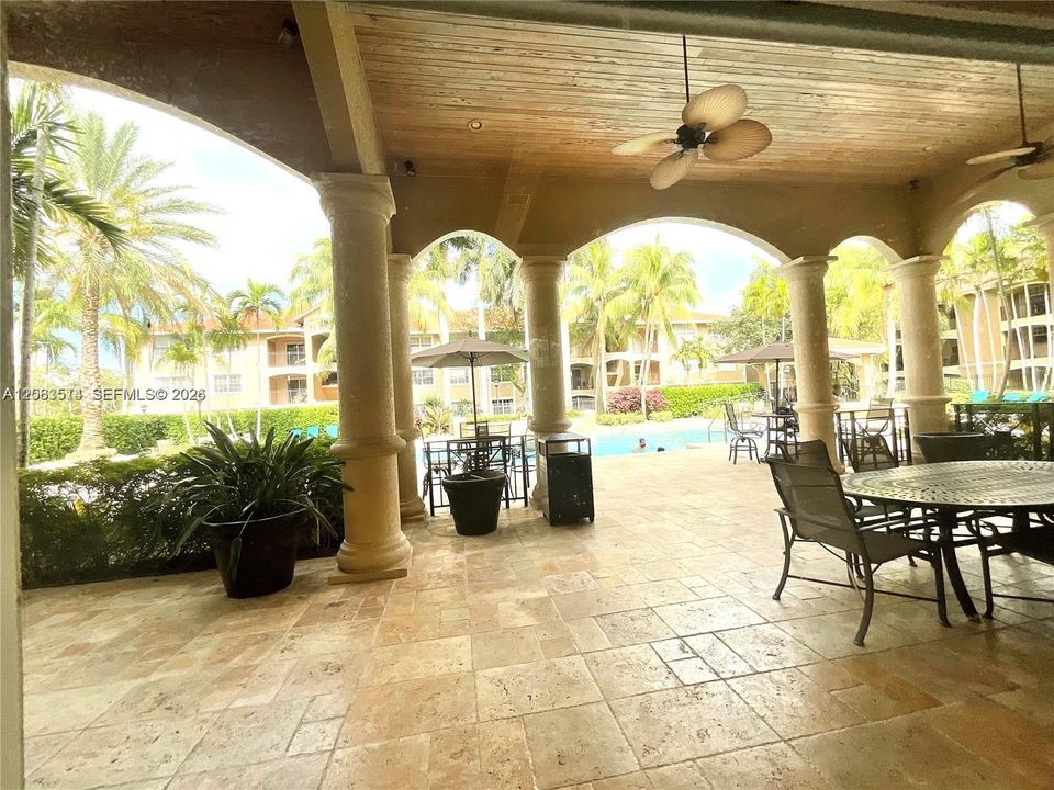 For Rent: $2,500 (1 beds, 1 baths, 810 Square Feet)