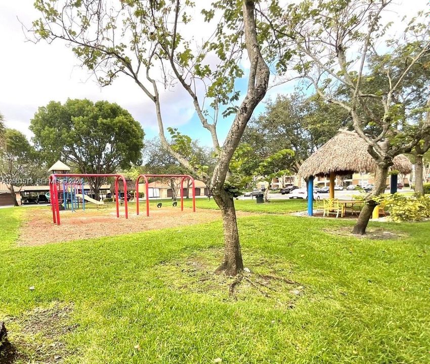 For Rent: $2,500 (1 beds, 1 baths, 810 Square Feet)