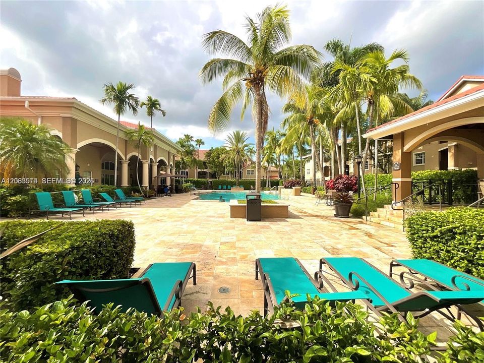 For Rent: $2,500 (1 beds, 1 baths, 810 Square Feet)