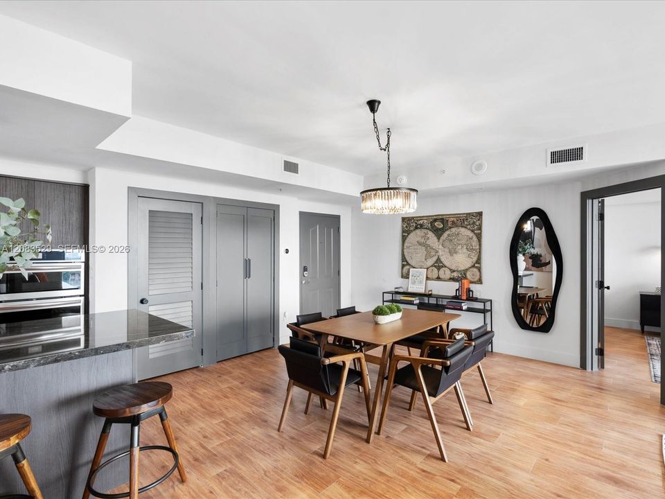For Rent: $3,000 (2 beds, 2 baths, 979 Square Feet)