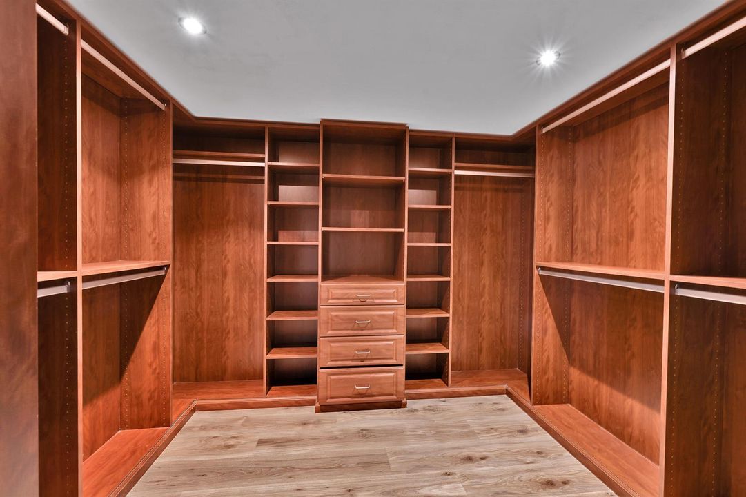 WALK IN CLOSET