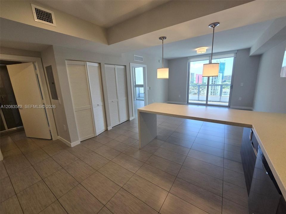 For Rent: $2,775 (1 beds, 1 baths, 730 Square Feet)