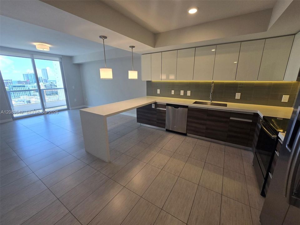 For Rent: $2,775 (1 beds, 1 baths, 730 Square Feet)
