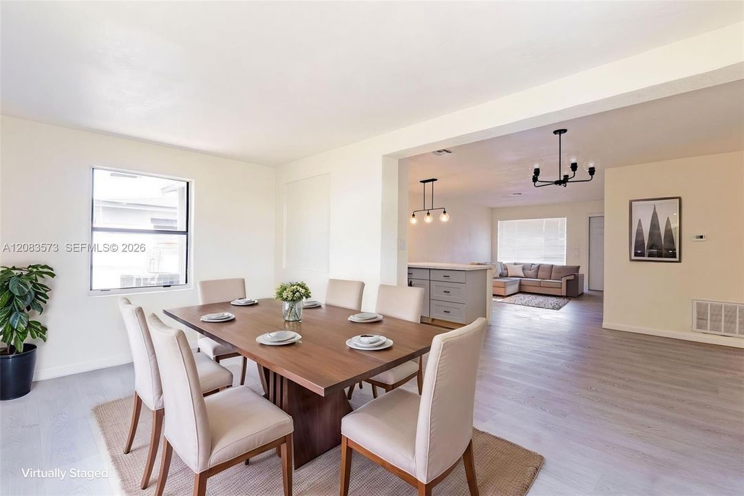 En Venta: $430,000 (4 camas, 2 baños, 1272 Pies cuadrados)