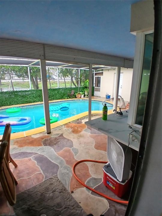 En Venta: $570,000 (4 camas, 2 baños, 1611 Pies cuadrados)