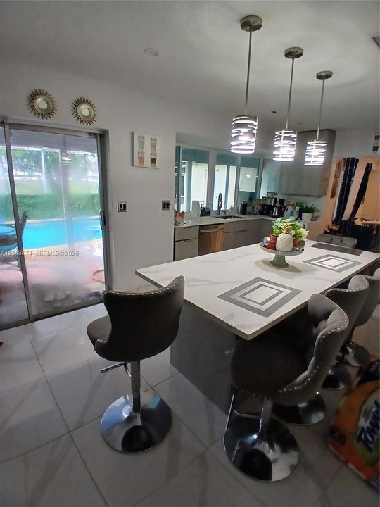 En Venta: $570,000 (4 camas, 2 baños, 1611 Pies cuadrados)