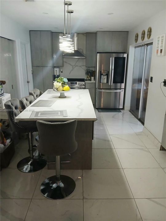 En Venta: $570,000 (4 camas, 2 baños, 1611 Pies cuadrados)