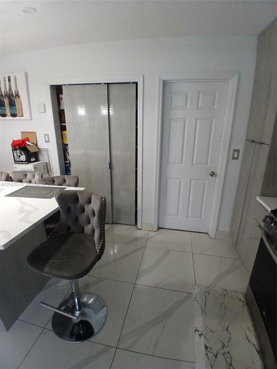 En Venta: $570,000 (4 camas, 2 baños, 1611 Pies cuadrados)
